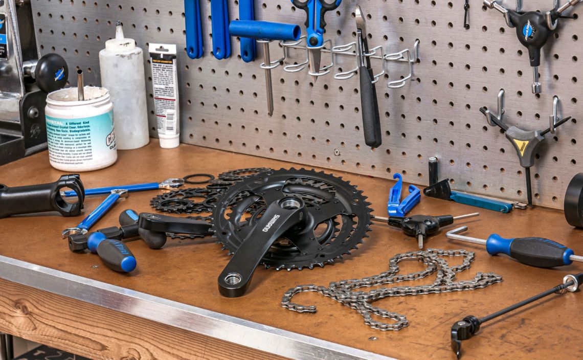 Conseils pour choisir les composants vélo : cadre, pédalier Shimano, Sram, Campagnolo, chaîne KMC, cassette, dérailleur, transmission mécanique ou électrique