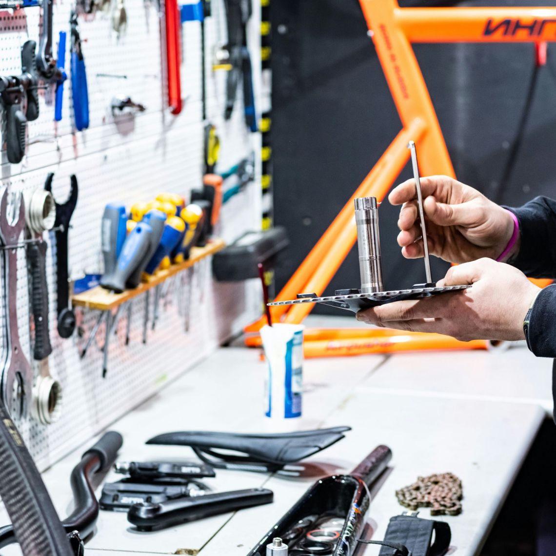 Reconditionnement de pièces vélo d’occasion, stock de vélos et composants neufs ou reconditionnés, conseils personnalisés pour vélo adapté