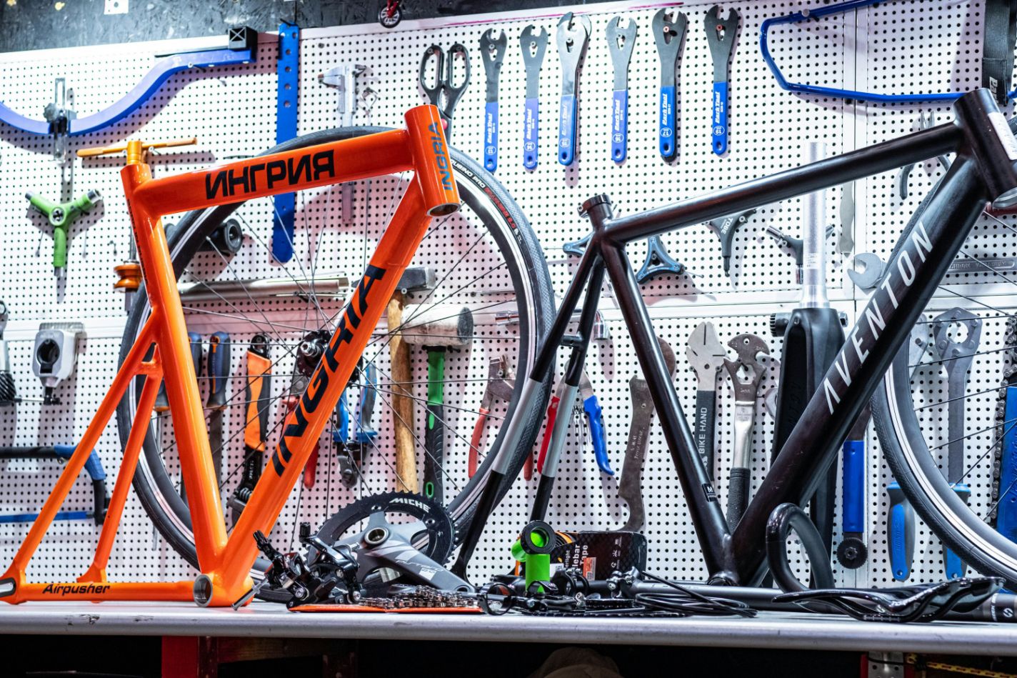 Cadres et composants vélo route et gravel pour montage sur mesure à l’atelier de réparation et assemblage de vélos à Angers