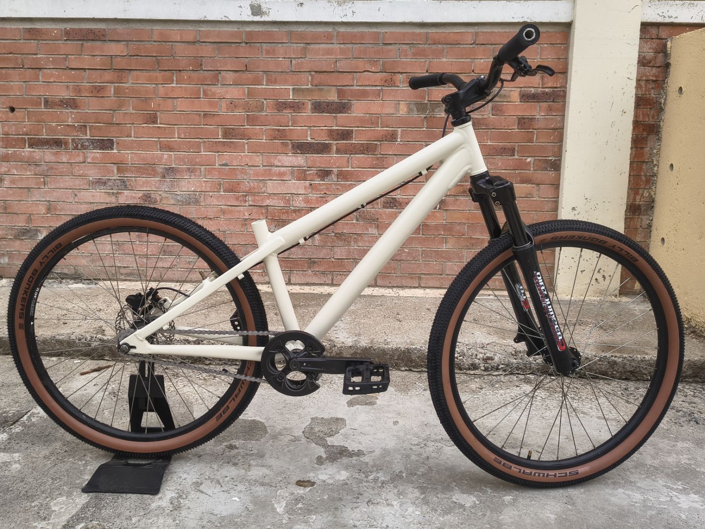 VTT de Dirt restauré avec cadre sablé et peinture époxy neuve pour le pump track
