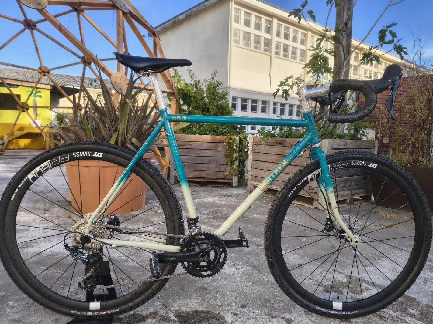 Randonneuse moderne sur-mesure Brother Cycles montée à la carte pour vélotaf et bikepacking