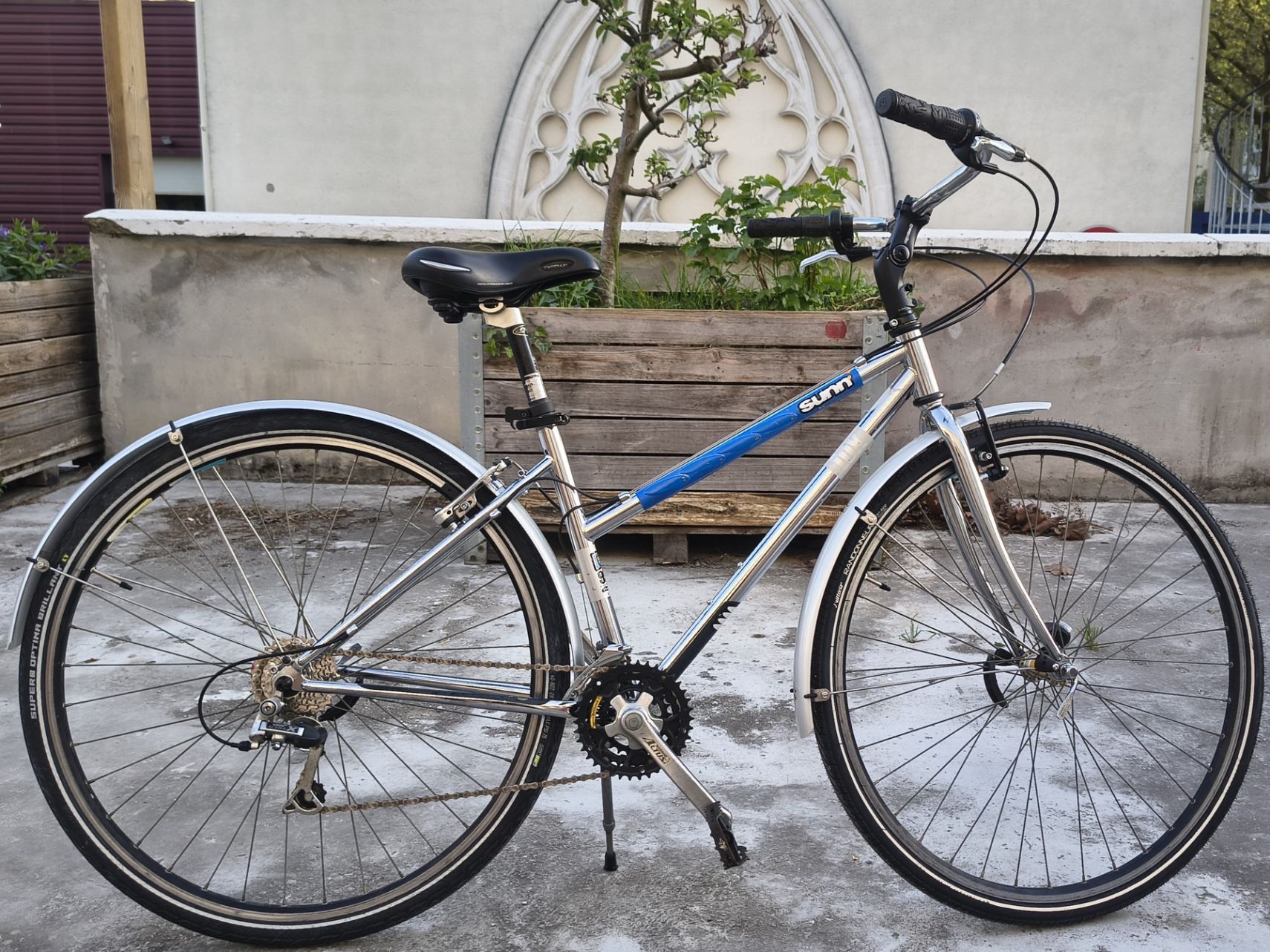 Vélo vintage Sunn restauré avec cadre poli, garde-boue et cintre de ville Ergotec