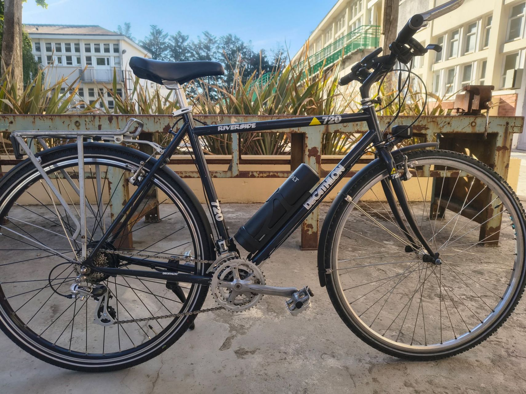VTC Décathlon Riverside 720 électrifié avec kit Virvolt, garde-boue Stronglight et éclairage intégré