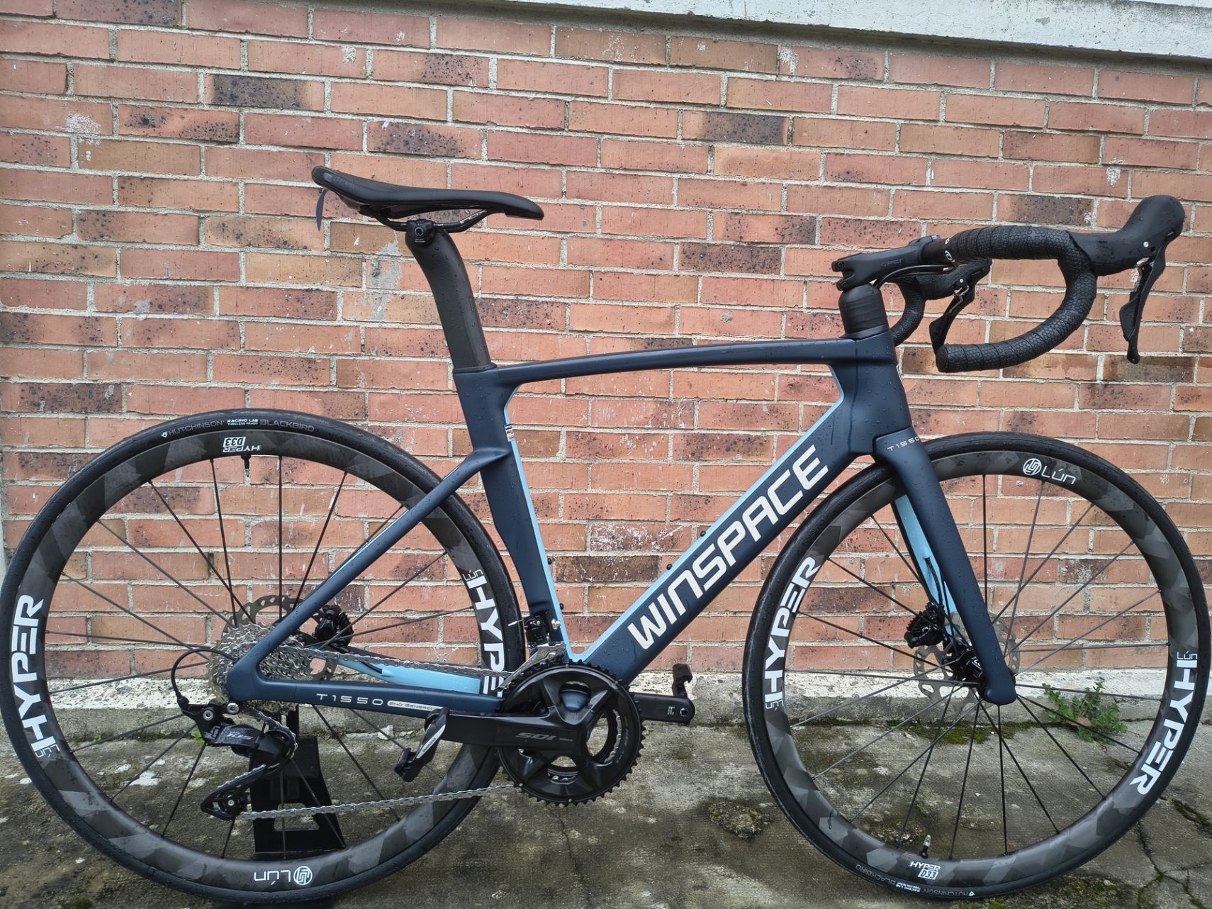 Vélo de route aéro Winspace T1500 assemblé sur-mesure avec roues carbone Lún Hyper et groupe Shimano 105