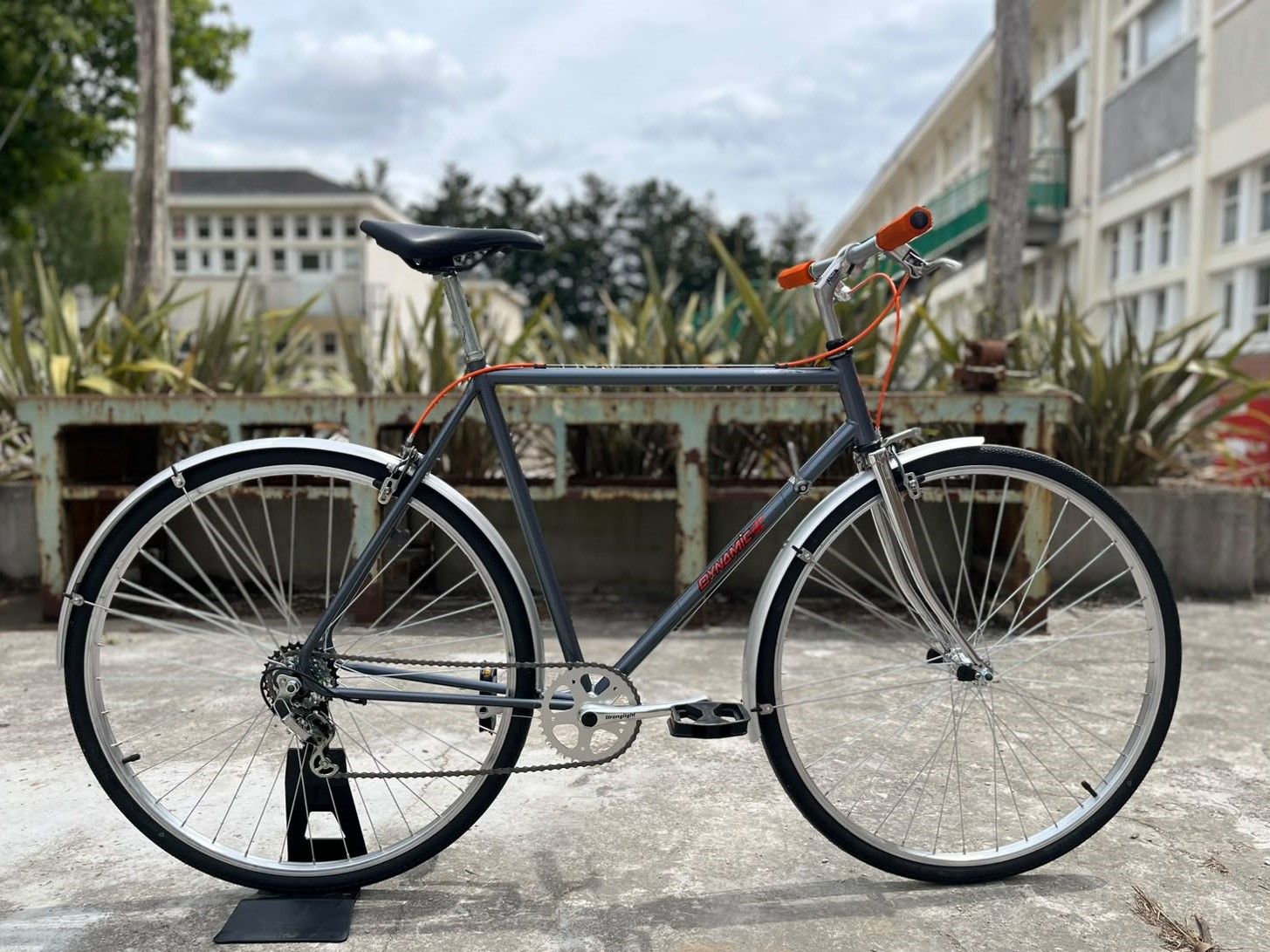 Vélo vintage Dynamic transformé en vélotaf urbain mono-plateau avec gaines oranges