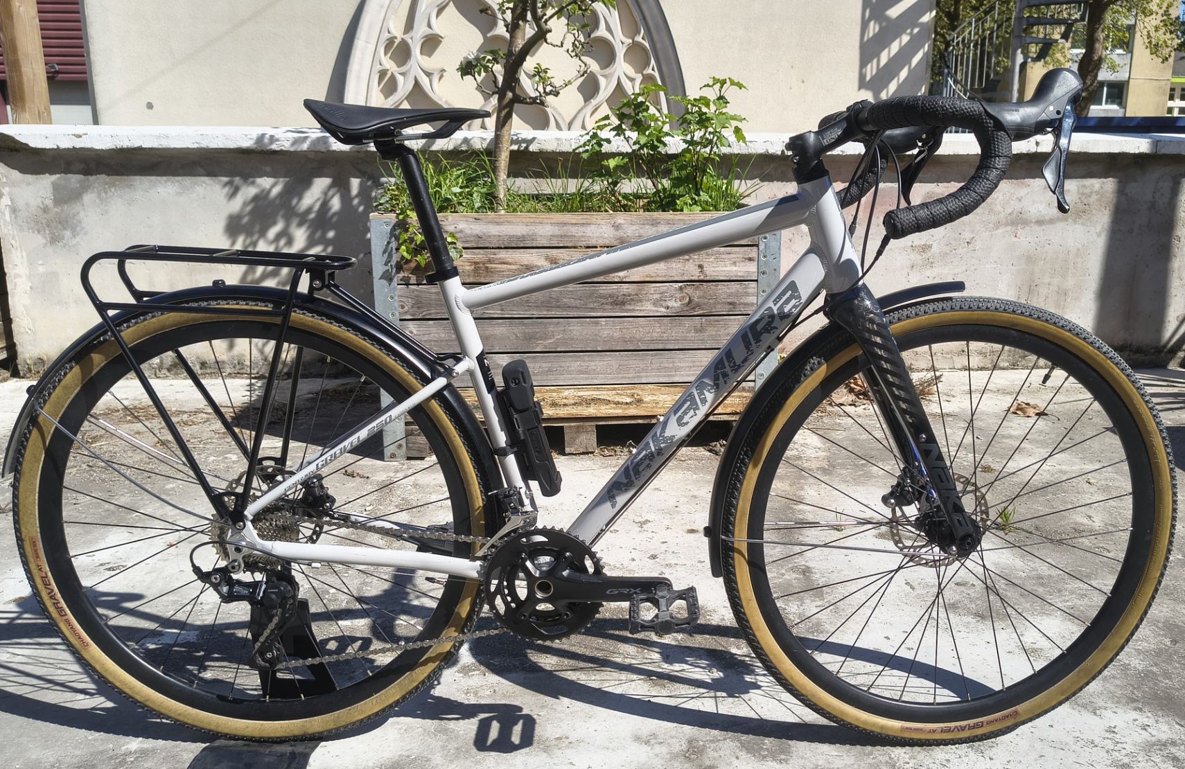 Gravel Nakamura gris équipé avec porte-bagages Pelago, garde-boue et pneus flancs chair