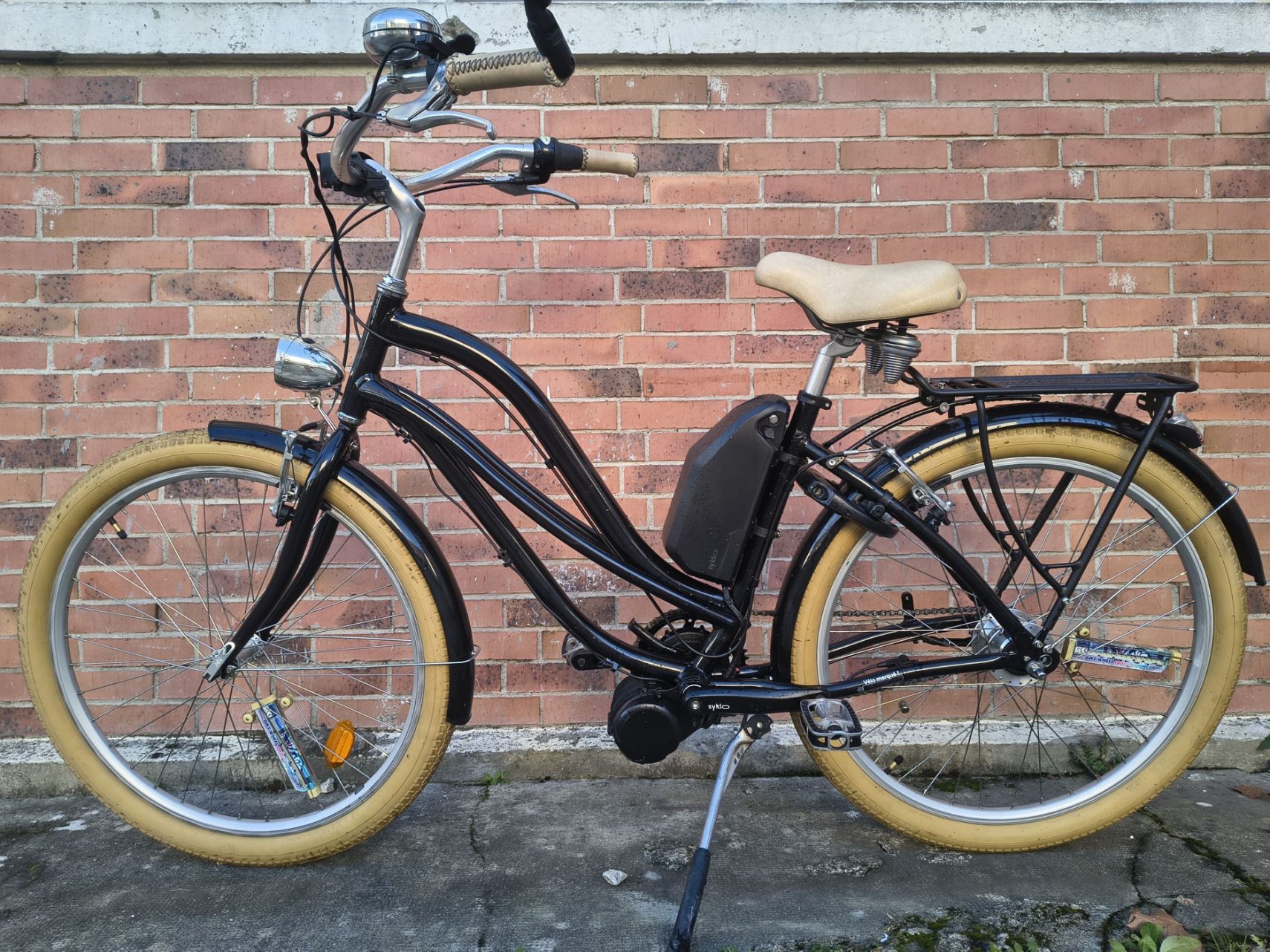 Vélo ville transformé en vélo électrique avec kit d'électrification à l'atelier Le Bon Vélo