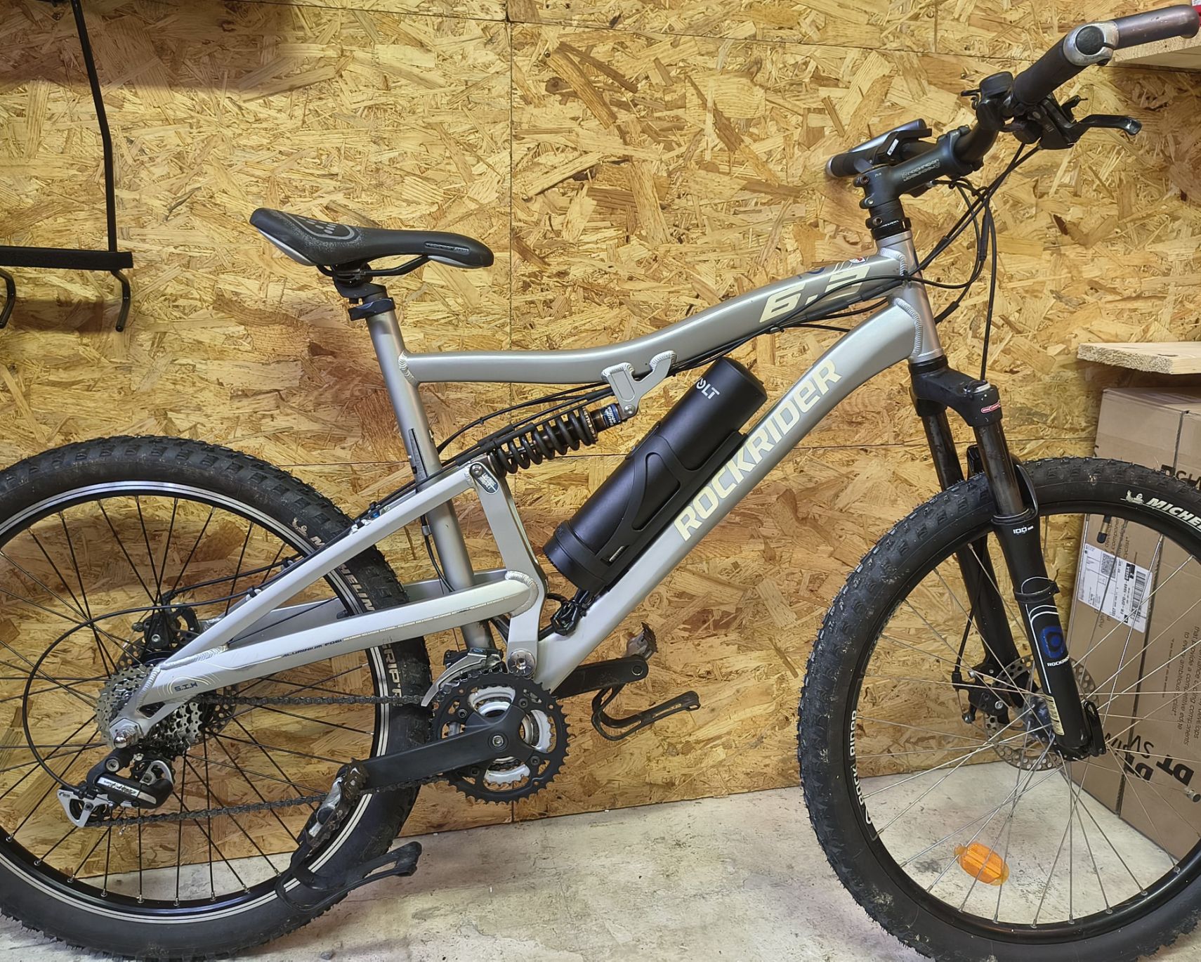 Vélo tout-terrain équipé d'un kit d'électrification à l'atelier Le Bon Vélo